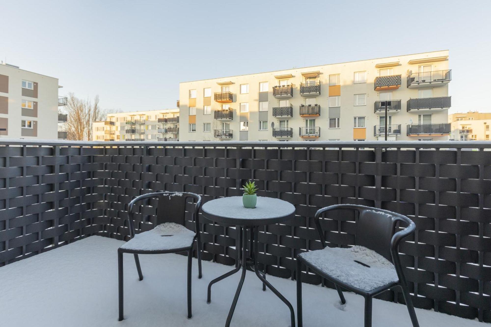 Subtle Colors In With Furnished Balcony By Renters Appartamento *